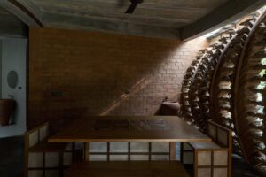 casa com fachada de brinquedos na índia