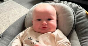 Bebê encanta ao ouvir mãe pela primeira vez com aparelho auditivo