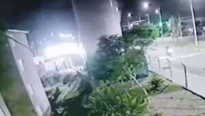 Torre de caixa d'água rompeu em Hortolândia, mas motociclista escapou ileso por um segundo