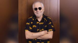 Nilson Motta posando para foto.