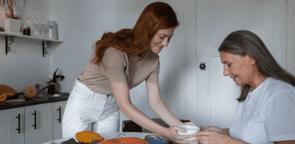 Pessoas sorrindo e interagindo com empatia, representando a conexão entre gentileza e felicidade no cotidiano