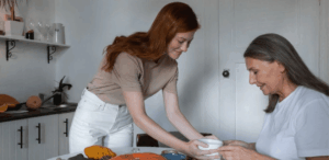 Pessoas sorrindo e interagindo com empatia, representando a conexão entre gentileza e felicidade no cotidiano