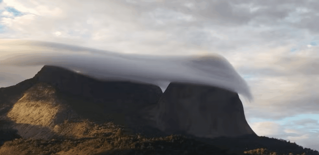 Formação de nuvem véu de noiva cobre o topo da Pedra Azul no Espírito Santo ao amanhecer.