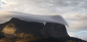Formação de nuvem véu de noiva cobre o topo da Pedra Azul no Espírito Santo ao amanhecer.