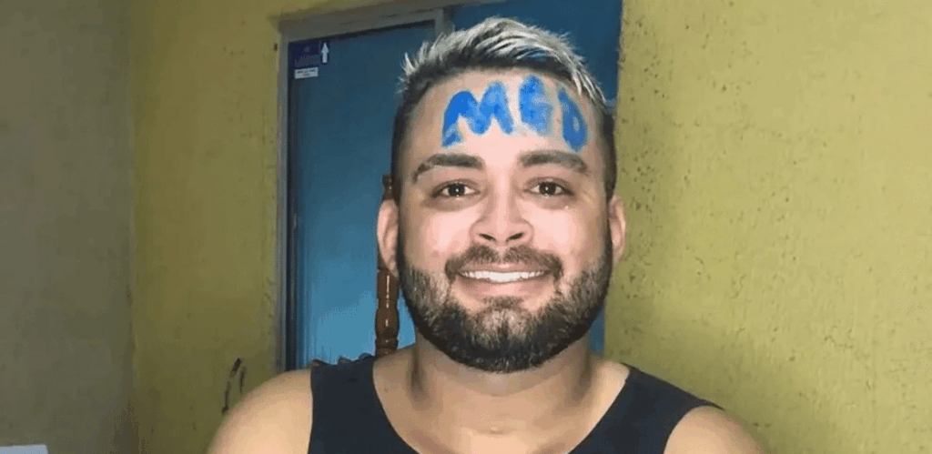 Motouber aprovado em medicina na Uece comemora conquista com a palavra MED escrita na testa