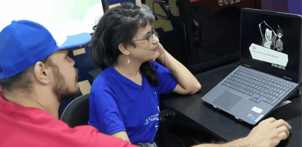 Desenvolvedores testam jogo cearense Muse em notebook durante sessão na Fabdec, em Fortaleza.