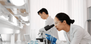 Cientistas analisam reações químicas em laboratório para estudar o papel dos micro-raios na origem da vida.