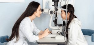 Exame oftalmológico realizado por profissional da saúde, reforçando a importância de cuidados e alimentos bons para a saúde ocular.