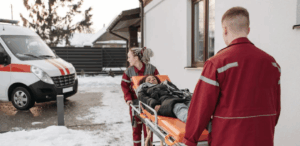 "Mulher resgatada com vida sendo levada por socorristas após desastre