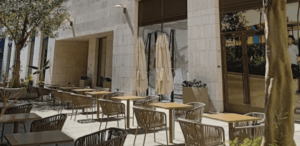 Mesas ao ar livre em área urbana, representando espaços afetados por nova lei que restringe consumo de álcool em Conselheiro Pena