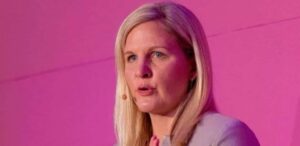 "Kirsty Coventry, primeira mulher eleita presidente do COI, fala em evento. A ex-nadadora zimbabuense assume o cargo com desafios importantes no cenário olímpico global.