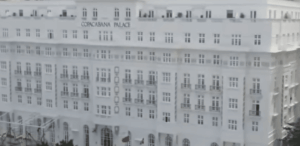 Fachada do Copacabana Palace, um dos hotéis mais icônicos do Brasil, com sua estrutura branca clássica e janelas simétricas. O hotel passará por uma grande reforma, incluindo um leilão de sua mobília antes das obras