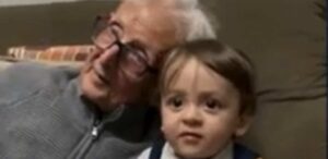 Bisavô e bisneto de diferentes gerações compartilham um momento especial assistindo a um filme juntos, destacando a conexão entre idades