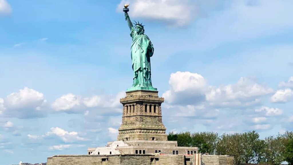 Estátua da Liberdade em Nova York, símbolo da cidade e exemplo de atração imperdível fora da lista do que não fazer em Nova York.