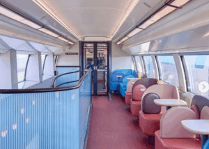 Interior da nova geração de trens de alta velocidade na França, com assentos coloridos, iluminação suave e design moderno e acessível.