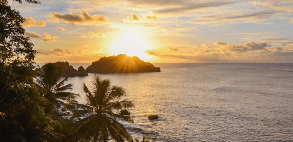 Pôr do sol em Fernando de Noronha, Brasil, destino indicado no prêmio de turismo Travel Awards 2025.