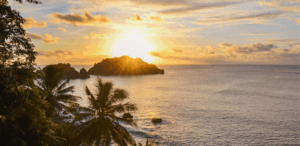 Pôr do sol em Fernando de Noronha, Brasil, destino indicado no prêmio de turismo Travel Awards 2025.