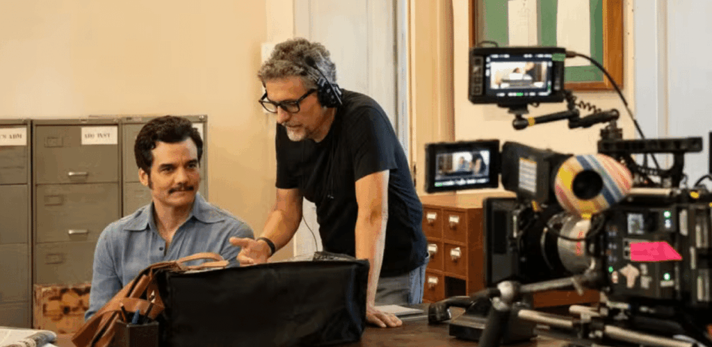 Kleber Mendonça Filho dirige cena do filme O Agente Secreto com Wagner Moura no set de gravação