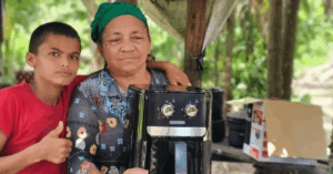 Adolescente vende pastéis e recebe doações após história viralizar