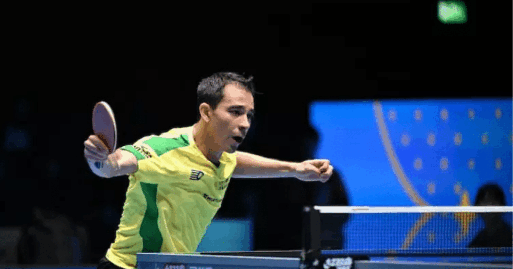Hugo Calderano disputa partida de tênis de mesa na Copa do Mundo