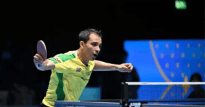 Hugo Calderano disputa partida de tênis de mesa na Copa do Mundo