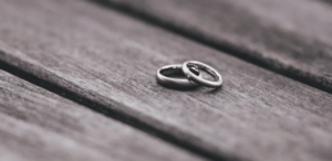 Alianças sobre madeira simbolizando casamento e relações afetivas na Atualização do Código Civil.