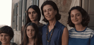 Cena do filme Ainda Estou Aqui, com Eunice Paiva (Fernanda Torres) ao lado dos filhos, em momento familiar durante a ditadura militar