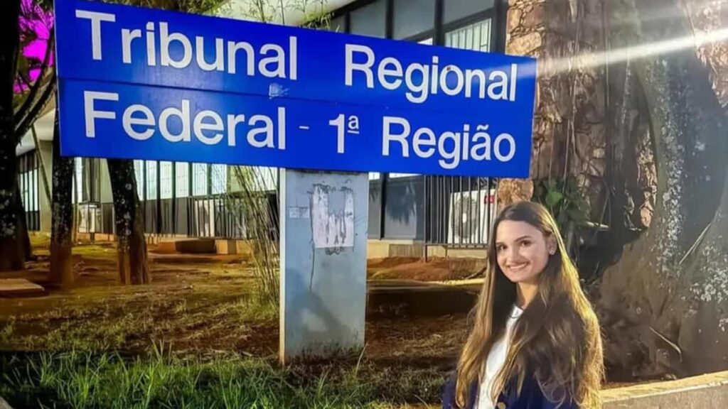Luísa Militão Vicente Barroso, juíza mais jovem do Brasil, em frente ao Tribunal Regional Federal da 1ª Região.