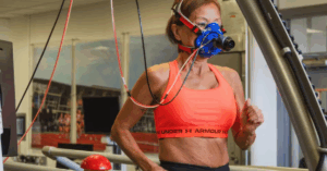 Jeannie Rice faz teste de VO2 em esteira aos 77 anos