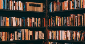 Estante cheia de livros variados, representando diversidade de temas e o poder transformador da leitura