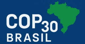 Painel azul exibe o logotipo COP30 Brasil com mapa verde do país ao lado da tipografia em branco