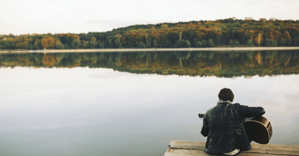Destinos de paz e tranquilidade com paisagem serena à beira d’água