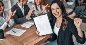 Mulher comemorando conquista após atualização profissional no mercado