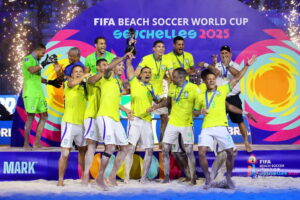 Jogadores comemoram o título com troféu em mãos após o Brasil heptacampeão da Copa do Mundo de futebol de areia