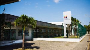 Fachada do Centro Yolanda e Edson Queiroz, em Caucaia, onde acontecem cursos gratuitos de empreendedorismo promovidos pelo Instituto Myra Eliane