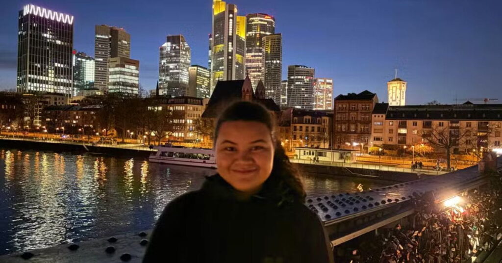 Estudante brasileira em intercâmbio internacional graças à educação