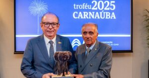 Presidente da FIEC recebe Troféu Carnaúba 2025 em cerimônia de homenagem