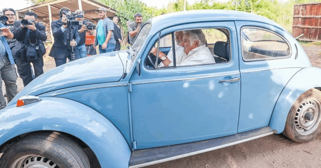 Fusquinha azul de Mujica com Lula durante passeio em Montevidéu
