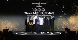 Chefs celebram conquista de três estrelas no Guia Michelin Dubai 2025