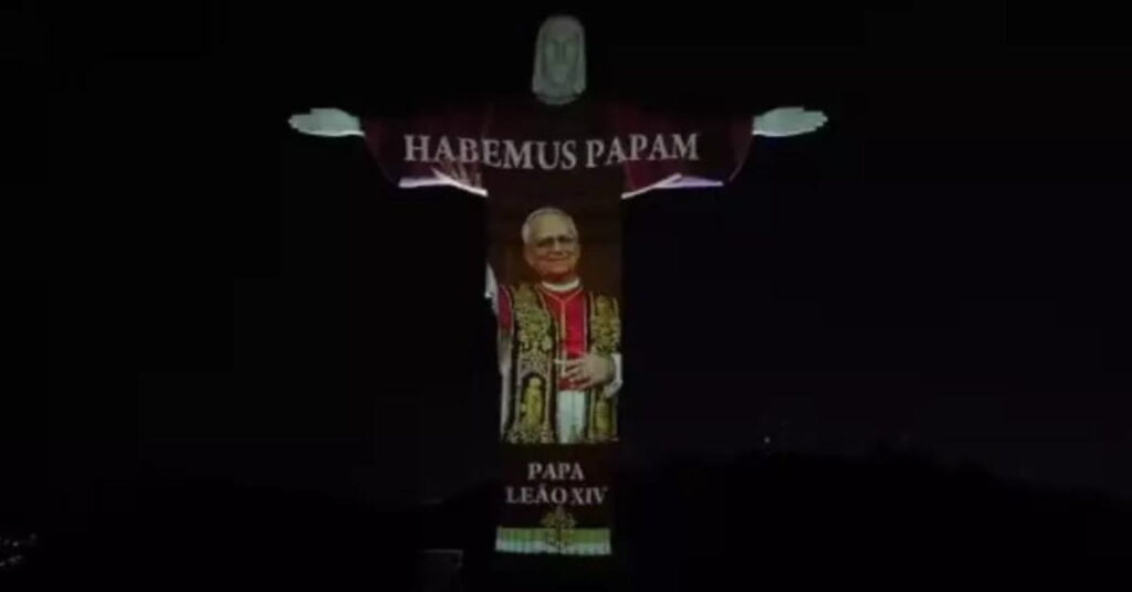 Cristo Redentor exibe imagem do papa Leão XIV com a frase Habemus Papam