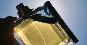 Frasco de perfume iluminado pelo sol representa perfumes para o inverno com notas intensas