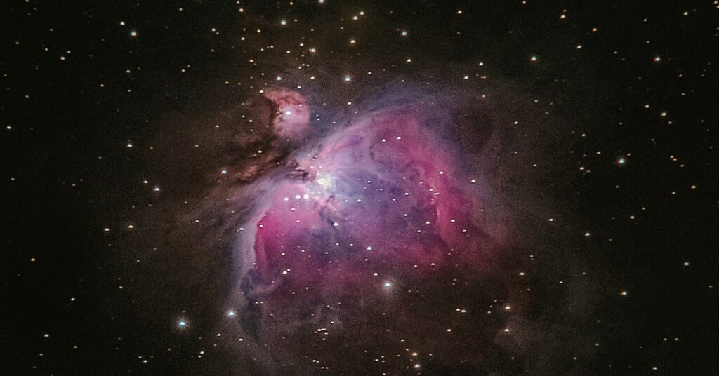 Projeto Dune: estrelas, nebulosas e galáxia espiral brilhante.