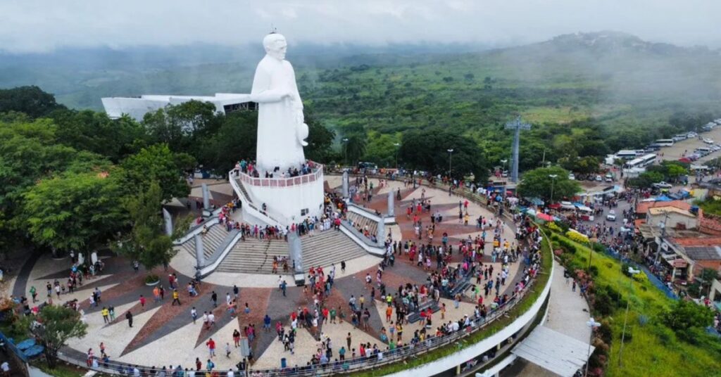 Fiéis visitam estátua de Padre Cícero na região do Cariri