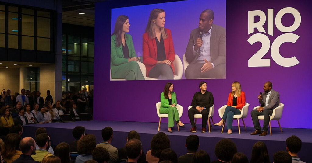 Palestrantes no palco debatem inovação durante o Rio2C 2025