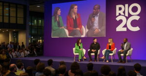 Palestrantes no palco debatem inovação durante o Rio2C 2025