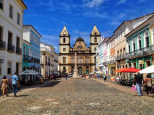 Turismo brasileiro no Pelourinho, com turistas caminhando pelas ruas históricas de Salvador