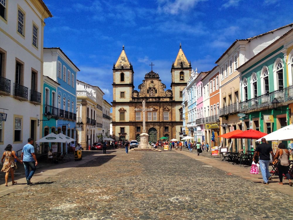 Turismo brasileiro no Pelourinho, com turistas caminhando pelas ruas históricas de Salvador