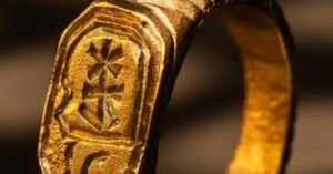 Anel medieval dourado com símbolo gravado descoberto no castelo de Wawel