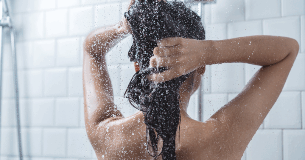 Mulher tomando banho após exercício físico, com foco na hidratação e recuperação muscular