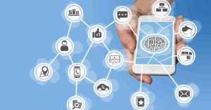 Celular com a palavra "Big Data" e pontos interconectados, simbolizando a personalização de experiências no mercado atual.